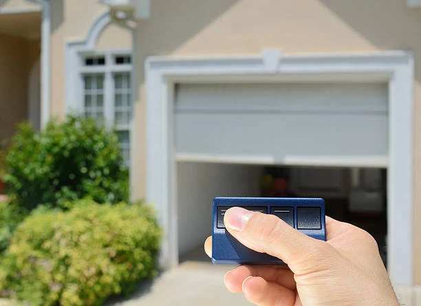 17render-img-cerrajeria Murcia Mando de garaje abriendo puerta convertida en automática en vivienda de Murcia